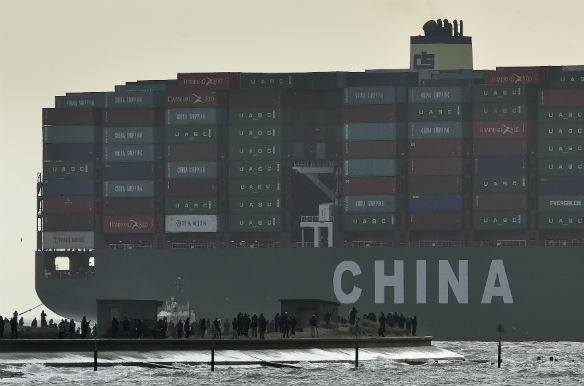 Onlookers watch from a harbour wall as the largest container ship in world, CSCL Globe, docks during its maiden voyage, at the port of Felixstowe in south east England, January 7, 2015. (Toby Melville/Reuters)