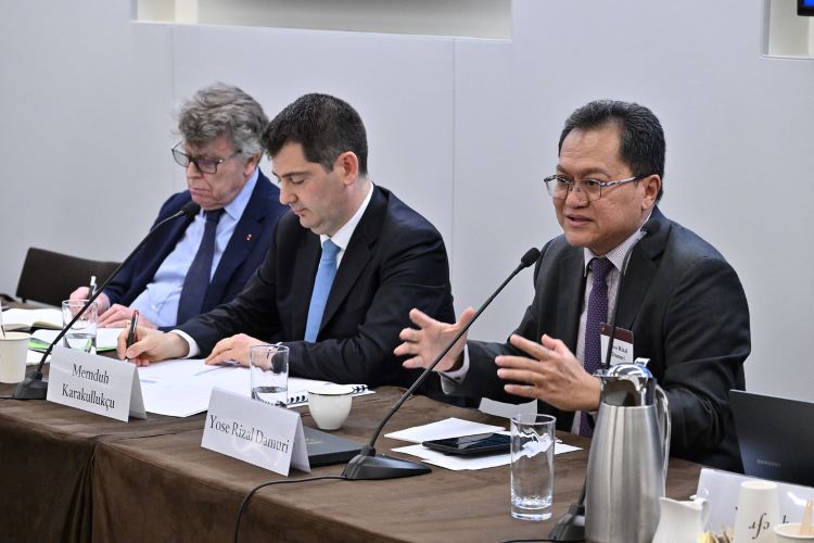 Thierry de Montbrial, Memduh Karakullukçu, and Yose Rizal Damuri discuss "The Breakdown of the Global Economic Consensus." (Kaveh Sardari)