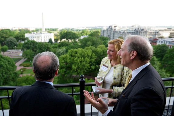 Richard Haass converses with participants at the Top of the Hay during the CoC Fourth Annual Conference (Kaveh Sardari).