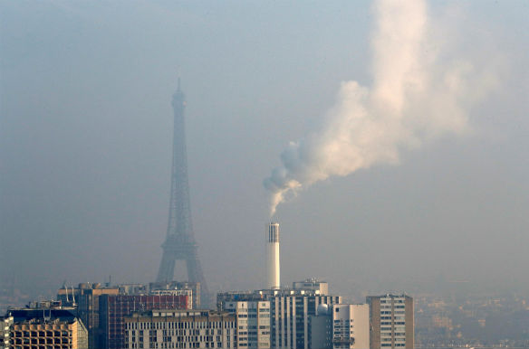 A view from the AirParif Generali balloon shows the Eiffel Tower through a small-particle haze as air pollution levels rise in Paris, France on January 23, 2017. (PHILIPPE WOJAZER/REUTERS)